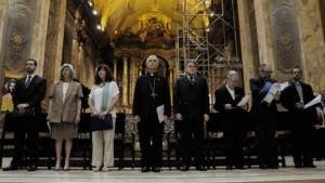 Erzbischof Poli mit anderen Konfessions- und Religionsvertretern bei jüdisch-interreligiöser Gedenkliturgie
