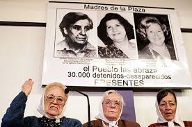 Esther Careaga (erstes Foto hinten von links) und die Madres der Desparecidos