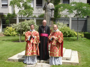 Bischof Fellay mit dem Neupriester Pater Enrico Doria (2013)