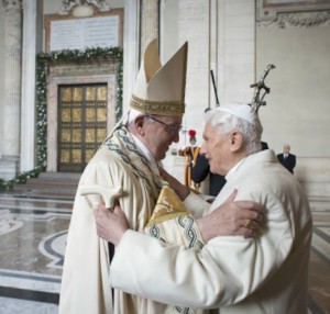 Papst Franziskus mit Benedikt XVI. vor Öffnung der Heilige Pforte