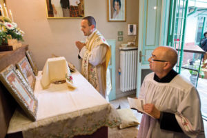 Der aus Tirol stammende Pater Elias Stolz bei der ersten, im Juni 2915 zelebrierten Heiligen Messe in der Villa Tosca