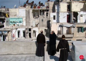 Franziskaner in den Ruinen von Aleppo