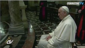Franziskus vor dem Allerheiligstes: "Apathischer Blick, keine Gebetshaltung"