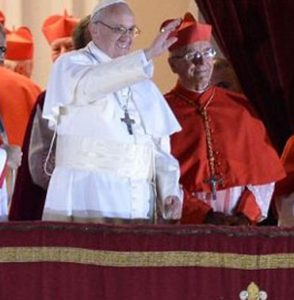 Papst Franziskus mit Kardinal Hummes am Abend der Wahl