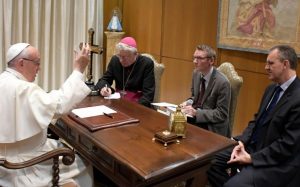Papst Franziskus beim Interview mit der flämischen Zeitschrift Tertio (links im Bild Bisichof Luc Van Looy vn Gent, der den Kontakt zum Papst hergestellt hatte) 