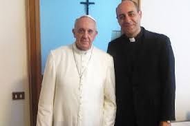 Papst Franziskus mit Fernandez