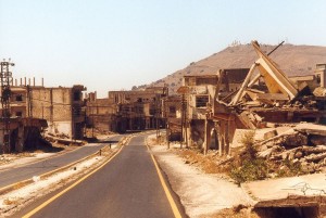 Geisterstadt Quneitra. Im Hintergrund israelische Stellungen