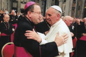 Erzbischof Lorenzo Ghizzoni, als er im Juni 2013 von Papst Franziskus das Pallium erhielt
