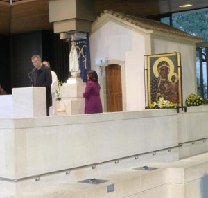 Gnadenbild von Tschenstochau vor Erscheinungskapelle von Fatima wo weltgrößte Lebensrechtsaktion endet, in neun Monaten vier Millionen Teilnehmer betend für ein Ende der Abtreibung