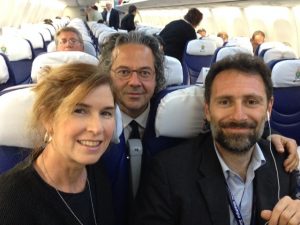 Der Pressephotograph Gregorio Borgia (Mitte) mit AP-Kollegen im Flugzeug mit dem Papst