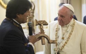 Hammer-und-Sichel-Kreuz, ein Geschenk von Boliviens Präsident Morales an Papst Franziskus