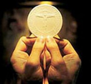 Heilige Eucharistie Video will zu Ehrfurcht aufrütteln Handkommunion Mundkommunion Kommunionempfang im Stehen knieend Anordnung des Tabernakels Eucharistische Anbetung