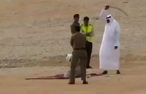  (Riad) In Saudi-Arabien fand die zweite Hinrichtung seit dem Ende des Ramadan statt.   Der Hingerichtete war ein Drogen-Dealer. Während des islamischen Fastenmonats Ramadan scheinen keine Exekutionen vollstreckt worden zu sein. In den ersten sieben Monaten des Jahres 2015 wurden im saudischen Königreich 104 Menschen hingerichtet. Im ganzen Jahr 2014 hatte es „nur“ 84 Hinrichtungen gegeben.  Gestern wurde ein Mann enthauptet, der wegen Drogenhandels verurteilt wurde. Saif al-Hadissane hatte in großen Mengen Haschisch verkauft. Seine Exekution erfolgte in Al-Ahsa im Osten des wahabitischen Königreichs.  Während des Ramadan wurden keine Nachrichten von Hinrichtungen bekannt. Mit dem Fest Eid al Fitr endete am 17. Juli der Fastenmonat. Seither wurden bereits zwei Menschen hingerichtet. Die erste erfolgte am 23. Juli in Qassim.  Damit steigt die Zahl der Hinrichtungen im Jahr 2015 auf bereits 104. Deutlich mehr als im Vorjahr. Bereits 2013 klagte das Justizministerium über einen Mangel an Scharfrichtern. 