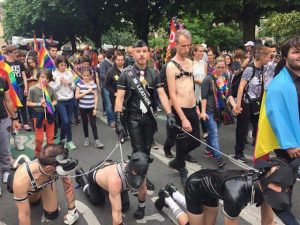Bonnys Homo-Aktivisten: Was sich die Kinder auf dem Bild denken, die Verantwortungslose auf eine solche Veranstaltung brachten