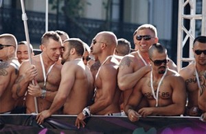 Homo-selbstverliebter Exhibitionismus in Madrid