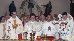 Horror Missae: Priesterweihen 2011 durch Bischof Felix Gmür von Basel: Bunte Patschhände statt christlicher Symbole auf Stolen der Neupriester