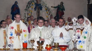 Horror Missae: Priesterweihen 2011 durch Bischof Felix Gmür von Basel: Bunte Patschhände statt christlicher Symbole auf Stolen der Neupriester Horror Missae: Priesterweihen 2011 durch Bischof Felix Gmür von Basel: Bunte Patschhände statt christlicher Symbole auf Stolen der Neupriester