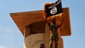 Islamistischer Kämpfer mit ISIS-Fahne im Irak
