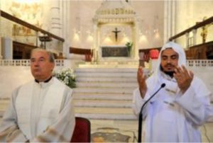 Imam rezitiert in der Bischofskirche von Bari den Koran