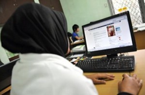 Internet schadet Frauen mit Scharia unvereinbar