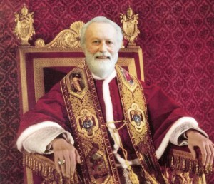 Ist der freimaurerische Atheist Eugenio Scalfari der eigentliche Papst? Dagospia veröffentlichte die Fotomontage, und wenn schon im verachteten päpstlichen Ornat.
