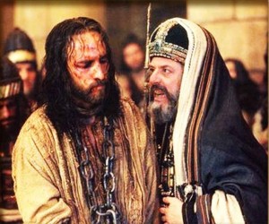 Jesus vor Kaiphas, Szene aus dem Spielfilm "Die Passion" von Mel Gibson (2005)