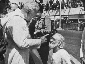 1983: Johannes Paul II. fordert den "Befreiungstheologen" und Kuturminister der marxistisch-leninistischen FSLN-Regimes von Nicaragua, den Priester Ernesto Cardenal, zum Rücktritt auf. Sein Bruder, der Jesuit Fernando Cardenal war Bildungsminister.