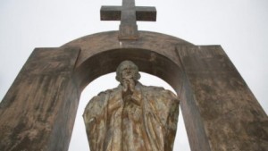 Kreuz und Statue von Papst Johannes Paul II. müssen weg. So lautet das Urteil des Verwaltungsgerichts von Rennes