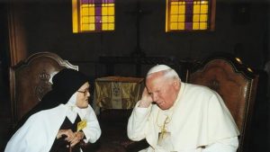 Johannes Paul II. mit Sr. Lucia in Coimbra