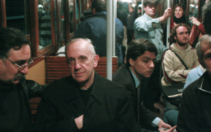 Jorge Mario Bergoglio in der U-Bahn von Buenos Aires