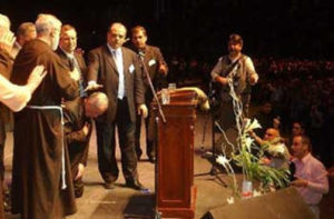 Jorge Mario Bergoglio läßt sich von evangelikalen Predigern und P. Raniero Cantalamessa segnen (Buenos Aires, 2006)