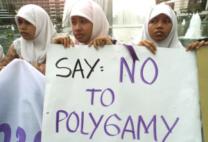 Junge Indonesierinnen protestieren gegen die Polygamie