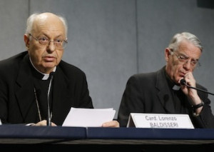 Kardinal Baldisseri, rechts neben ihm Vatikansprecher Pater Federico Lombardi 
