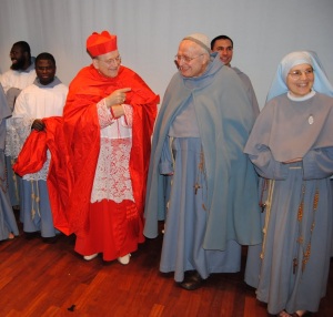 Kardinal Burke mit Pater Manelli