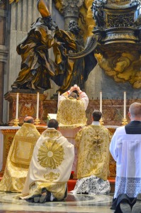 Kardinal Burke zelebrierte am vergangenen Samstag im Petersdom ein Pontifikalamt im Alten Messe