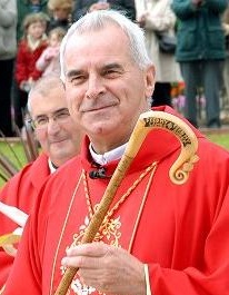 Kardinal Keith O'brien forderte Frauenordination nun trat er als Erzbischof von Edinburgh zurück und verzichtete nach Vorwürfen sexueller Belästigung durch mehrere Priester auf die Teilnahme am Konklave. Papst Benedikt XVI. nahm den Rücktritt umgehend an