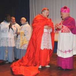Kardinal Raymond Leo Burke. Den Altardienst verrichteten Franziskaner der Immakulata, jenes geschundenen, traditionsverbundenen Ordens