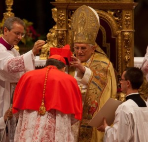 Kardinalserhebung von Raymond Leo Burke durch Benedikt XVI. Bei Papst Franziskus scheint der traditionsverbundene Kardinal in Ungnade gefallen zu sein.