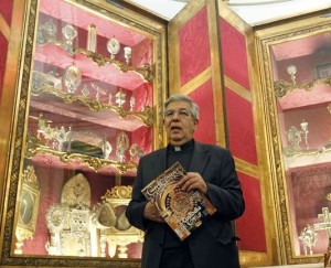 Befinden sich in Kathedrale von Valencia tatsächlich die Reliquien eines der Unschuldigen Kinder des Bethlehemitischen Kindermordes? Wissenschaftliche Unterschungen sollen Klarheit schaffen. Im Bild Diözesankonservator Jaime Sanchez in der Schatzkammer der Kathedrale