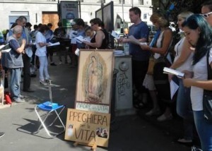 Katholiken beten vor Abtreibungsklinik gegen Kindermord