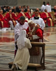 Kniende Mundkommunion unter Papst Benedikt XVI.