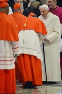 Konsistorium: Ehrerbietung der Kardinäle vor dem Papst (emeritus)