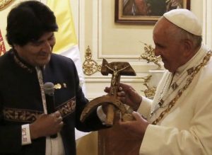 Papst Franziskus erhält von Evo Morales das Hammer-und-Sichel-Kruzifix