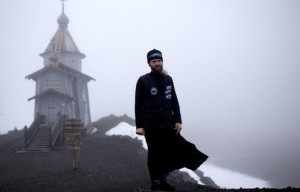 Vater Sophrony Kirilow vor der südlichsten Kirche der Welt