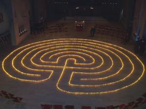 Lichterlabyrinth in der Frankfurter Meditationskirche Heilig-Kreuz