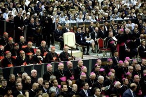 Derselbe Papstthron: leerer Thron in Audienzhalle des Papstes während des Beethoven-Konzerts zum Jahr des Glaubens