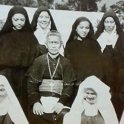 Bischof Verzosa, hinter ihm die Oberin, links stehen Teresita Castillo (Lipa 1948)