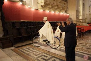 Radfahrender Erzbischof