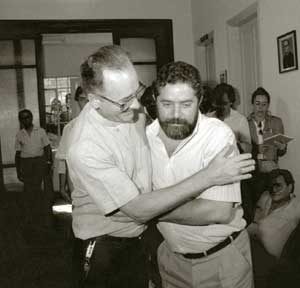 Claudio Hummes, damals Bischof von Santo Andres 1989 mit Luiz Lula, dem Vorsitzenden der sozialistischen Arbeiterpartei im Wahlkampf.