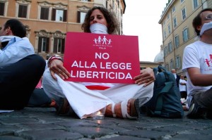 Manif pour tous auch in Italien: Protest vor Parlament gegen Maulkorbgesetz "Nein zu freiheitstötendem Gesetz"